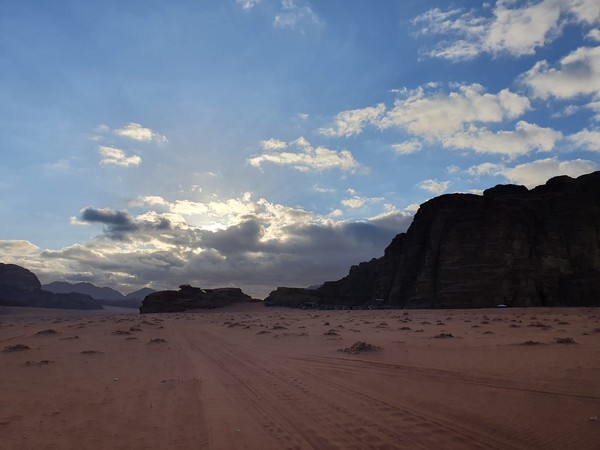 와디럼사막 바위 밑 베드윈 캠프들 @뉴스코리아 임성택 특파원.