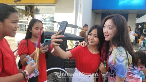 라오악에서 만난 축제 참가 여학생들이 취재진과 기념 촬영을 하고 있다. @뉴스코리아 최신 특파원