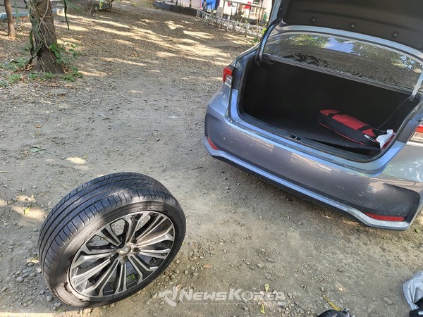 취재차량의 타이어가 펑크가 나서 응급 조치를 하고 있다. @뉴스코리아 최신 특파원