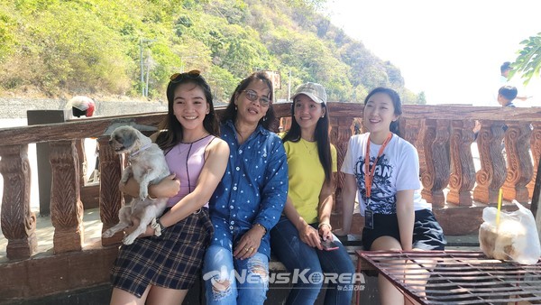 비간에서 마닐라를 향해 내려가는 길에 해안 절경앞에서 포토존에서 여행중인 가족들과 함께 기념촬영을 해봤다. @뉴스코리아 최신 특파원