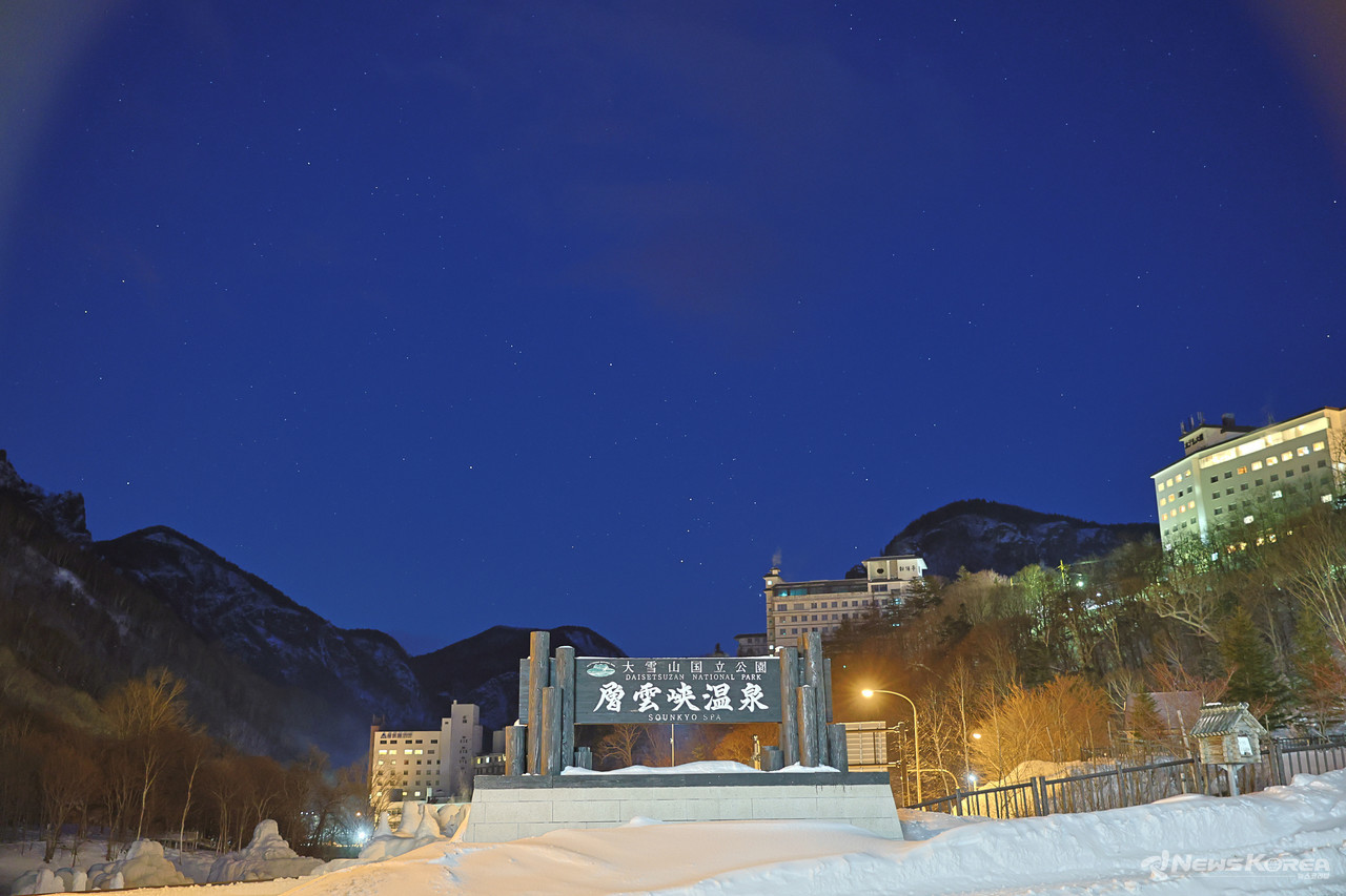 좌측 하단 강쪽으로 빙폭축제 준비의 모습이 어렴풋이 보인다. @뉴스코리아 최성훈 특파원