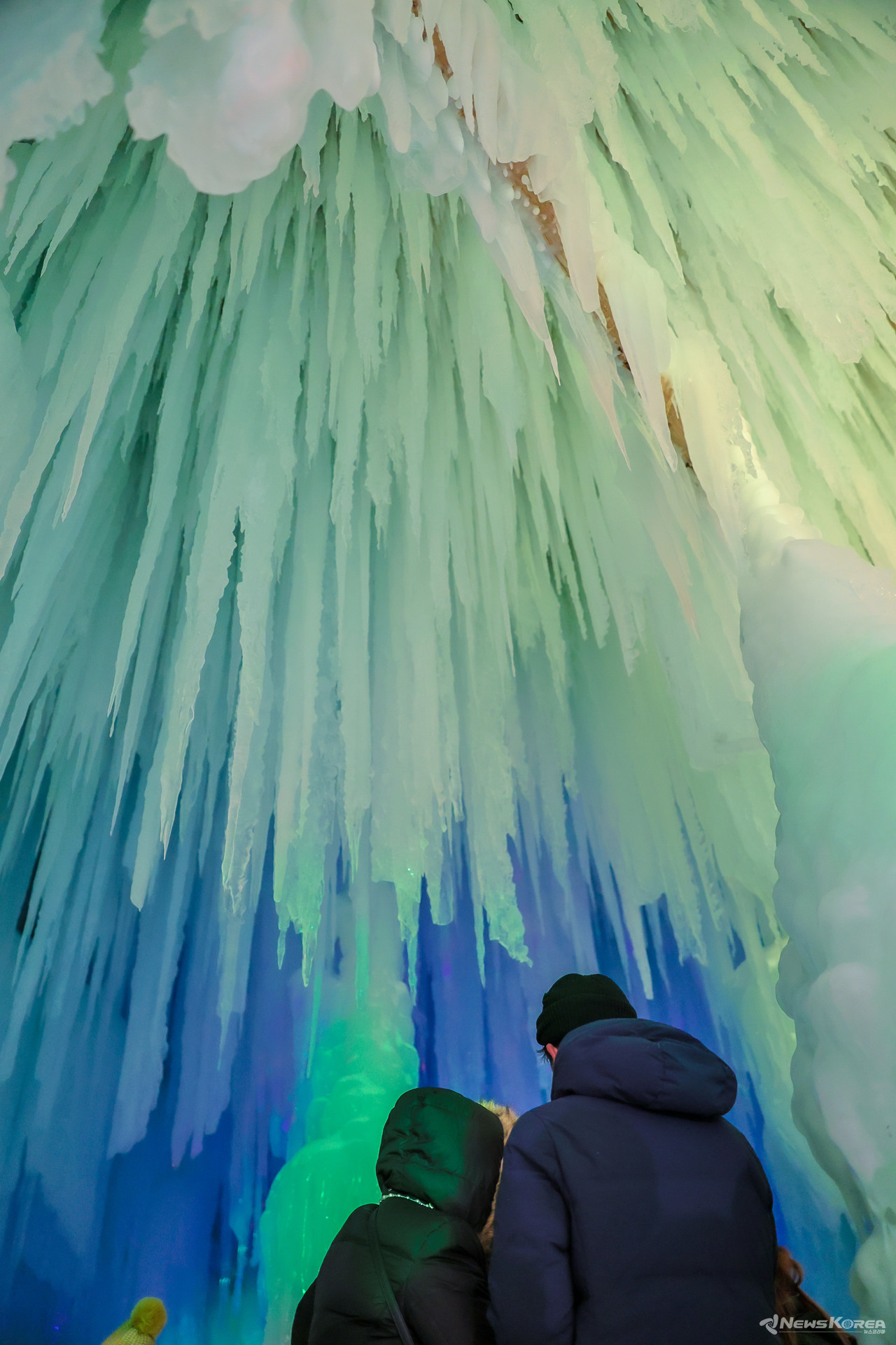 인위적으로 만들어진 고드름이 장관을 이룬다. @뉴스코리아 최성훈 특파원