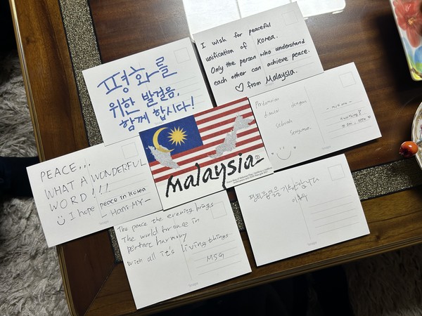 말레이시아 학생들이 보내 온 엽서. 뒷면에는 한 작가의 말레이시아 평화지도가 그려져 있다. @뉴스코리아 정지수 기자