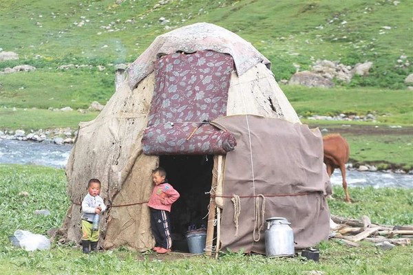 가난한 키르기즈인의  전통 집 유르트(Yurt)