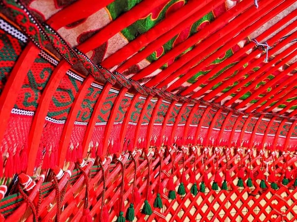 유르트 집안의 벽