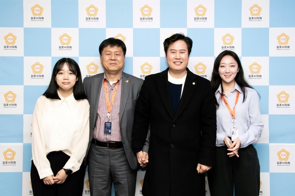 (사진 왼쪽부터) 본지 김희수 기자, 최신 편집국장, 오강현 부의장, 정지수 기자 @ 김포시의회