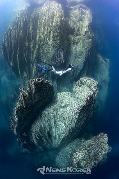 코론, 바라쿠다 호수 프리다이빙 (Coron,- Freediver in Barracuda Lake) - 화산 활동으로 형성된 바라쿠다 호수의 가파른 바위 절벽에서 즐기는 프리 다이빙 @필리핀관광부