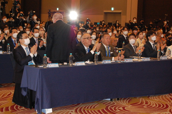 귀빈이 일어나서 소개하고 있다 @뉴스코리아 최신 편집국장