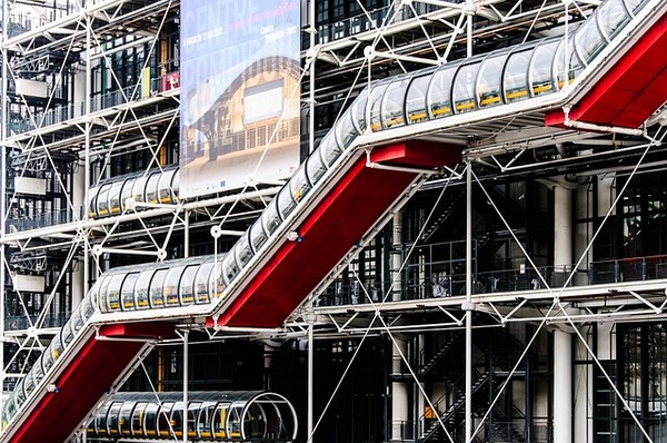 프랑스 대통령 조르주 퐁피두( Georges Pompidou)의 구상에 의해 건설된 퐁피두센터(pompidou-centre)는 건축가 리처드 로저스와 렌조 피아노의 공동 프로젝트