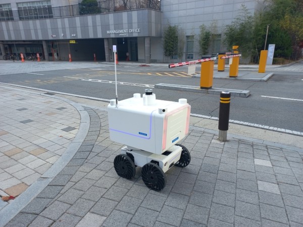 ‘계단’을 오르내릴 수 있다는 점이 특징인 모빈의 배달 로봇 M2 (사진: 모빈)