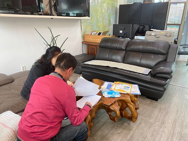 순천시는 건전한 부동산 거래질서 확립을 위해 부동산중개업소 지도점검을 하고 있다 (사진: 순천시)