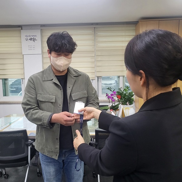 순천시가 전남 최초로 공인중개사 신분증제를 실시하고 중개행위때 신분증을 상시 패용하도록 했다 (사진: 순천시)