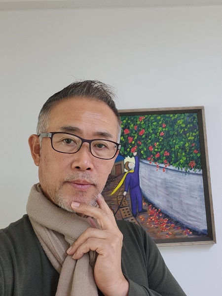 도서의 삽화를 그려 준 ‘에리온 차’ 작가의 어린왕자가 성장하여 외가집가는 그림 앞에 선 신종국 작가