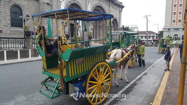 카레사 마부들이 관광객들을 기다리고 있다. @뉴스코리아 김희수 특파원 