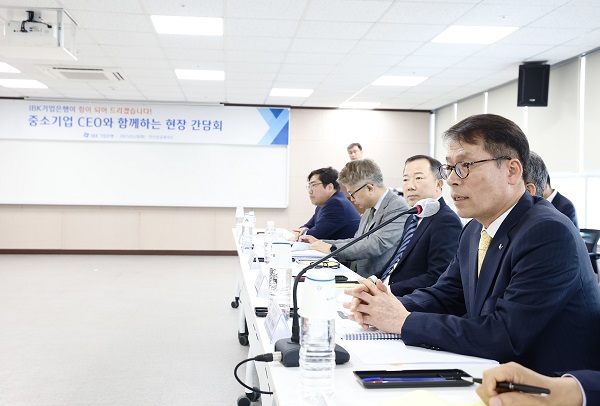 중소기업 대표분들과 중기지원방안에 대해 논의하고 있는 김성태 IBK기업은행장