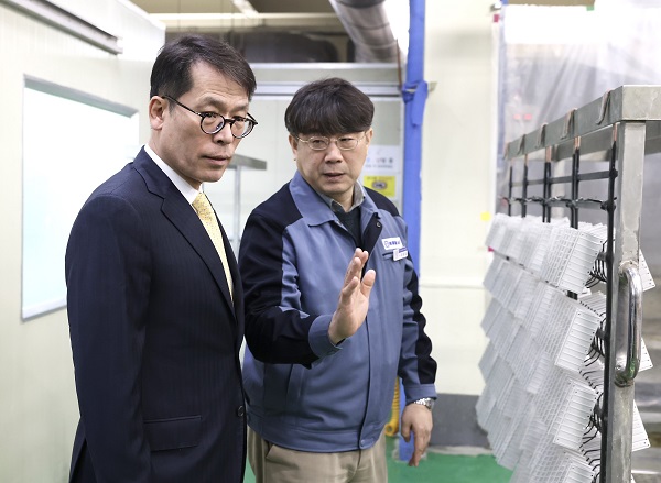 안산시 소재의 한국에이엠에프를 방문해 제조 공정 설명을 듣고, 현장 애로사항을 청취중인 김성태 IBK기업은행장