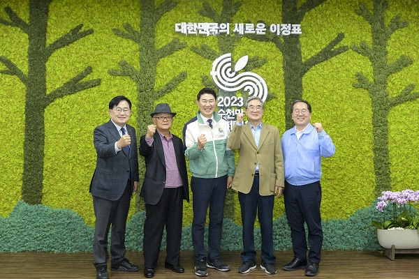 역대 민선 순천시장이 한자리에 모여 2023정원박람회의 성공을 응원했다(좌로부터 조충훈, 신준식, 노관규, 방성룡, 허석 전시장)