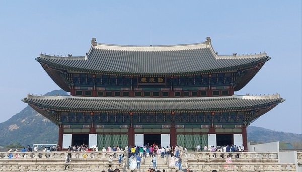 1일 오후 서울 경복궁은 전국적인 봄의 기운을 느낄 수 있는 아름다운 날씨와 함께 많은 관광객들이 찾아와 붐비고 있다. / ⓒ뉴스코리아 김아인 기자