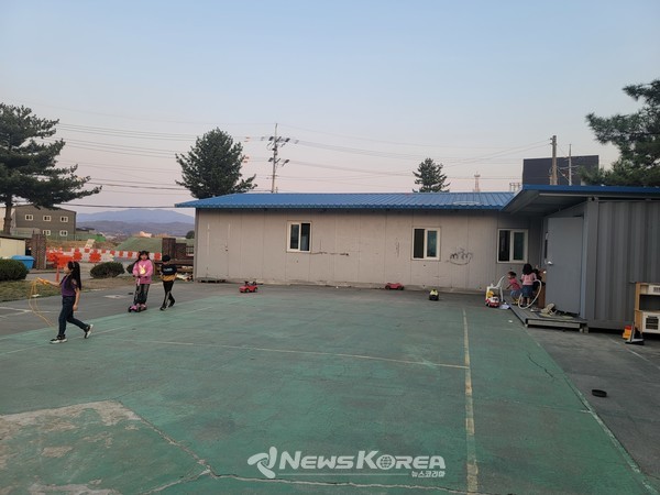 아이들끼리 뛰놀고 있다. @뉴스코리아 최신 기자