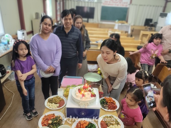에스더양이 생일케익의 촛불을 끄고있다. @뉴스코리아 최신 기자