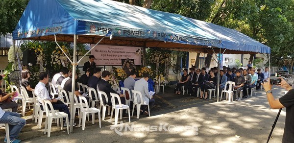 필리핀 경찰청에 마련된 故 지익주씨 추모식(지씨는 사진이 놓여진 경찰청 주차장에서 필리핀 경찰에 의해 살해 되었다.) @뉴스코리아 이창호 특파원