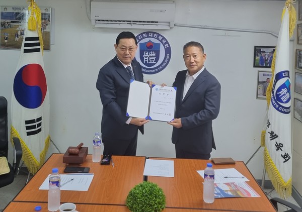     재 필리핀 대한체육회 윤만영 회장(좌). 임이곤 제104회 목포 전국체전 필리핀 대표팀 단장 (우) @뉴스코리아 이창호 특파원