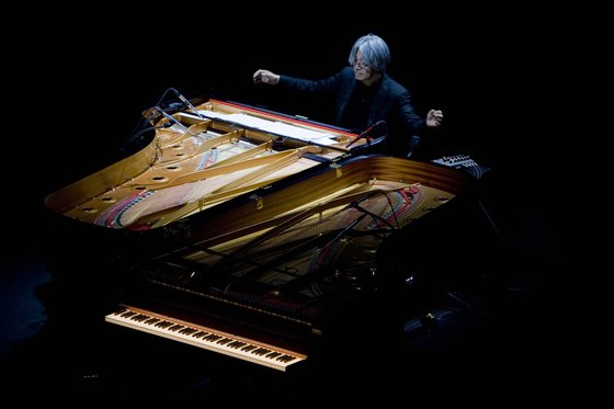 지난 2009년 10월 28일 이탈리아 로마의 공연장에서 연주하고 있는 사카모토 류이치