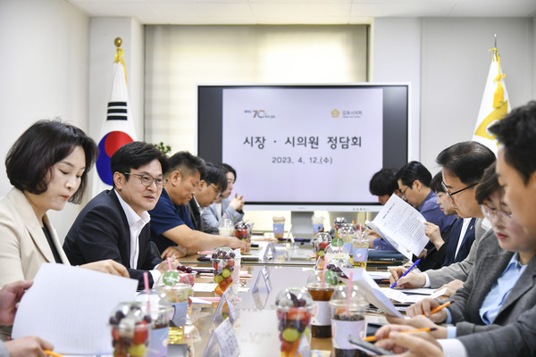 김병수 김포시장이 김포시의원과의 정담회에서 발언하고 있다@김포시 제공