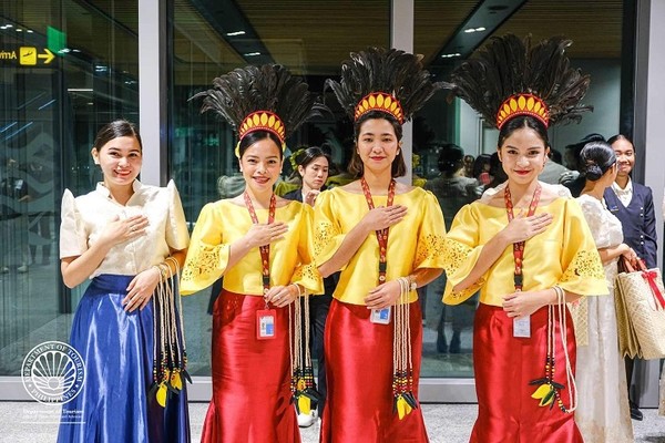 시눌룩(Sinulog) 댄서들 등 필리핀 전통의상을 입은 환영단의 열렬한 환영을 받은 세부 공항에 도착한 한국 여행객들 @필리핀 관광부