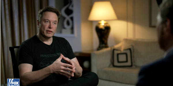 지난 13일 폭스뉴스 진행자 터커 칼슨과 인터뷰를 하고 있다.