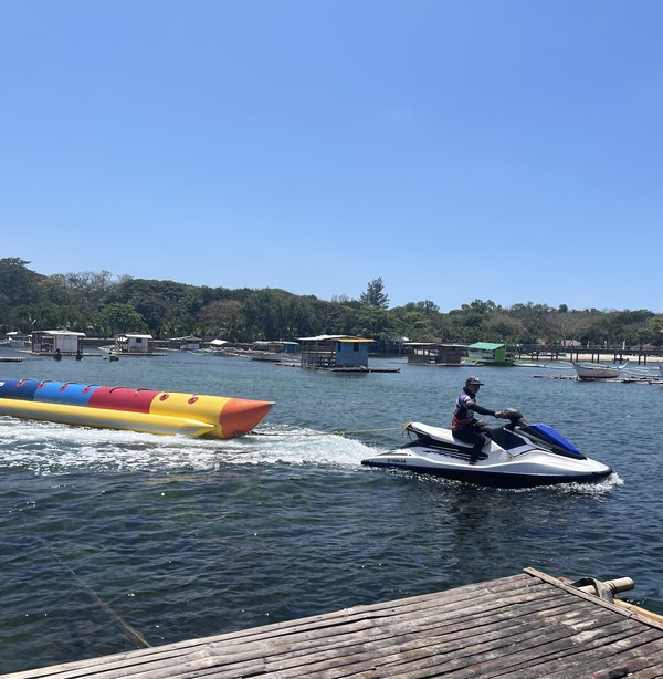 해산물 요리를 즐기다 보면 바나나 보트를 탈수 있다. @뉴스코리아 김희수 기자