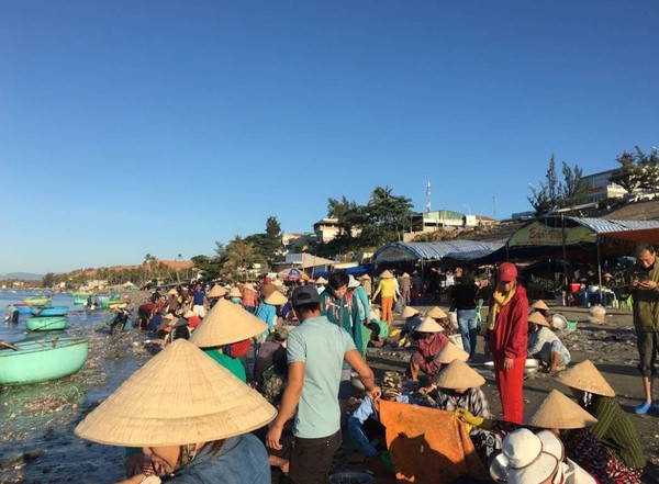 작은배로 잡아온 물고기를 육지로 부지런히 나른다. @뉴스코리아 이웅연 특파원 