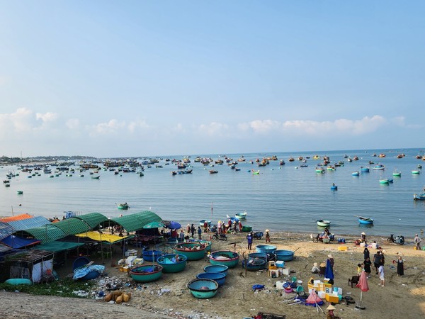 매일 피싱빌리지에는 관광객과 도소매 상인들이 어우러진다.@뉴스코리아 이웅연 특파원 