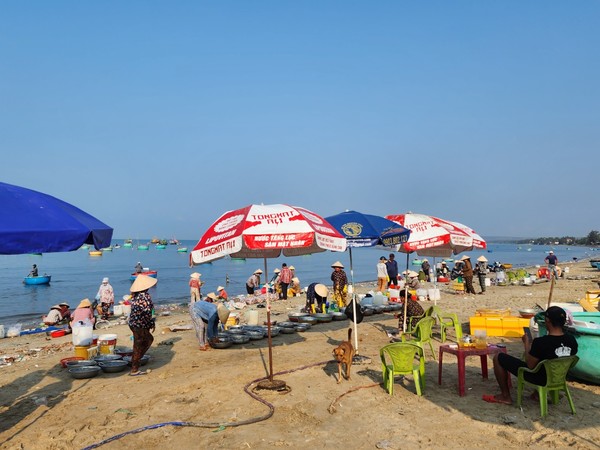 파라솔을 펼쳐놓고 해산물을 파는 상인들 @뉴스코리아 이웅연 특파원 