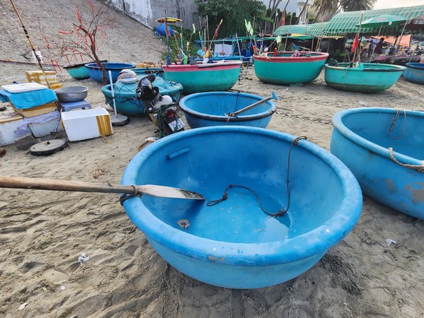 새벽에 물고기잡이를 하고온 바구니 배는 잠시 휴식중 @뉴스코리아 이웅연 특파원 
