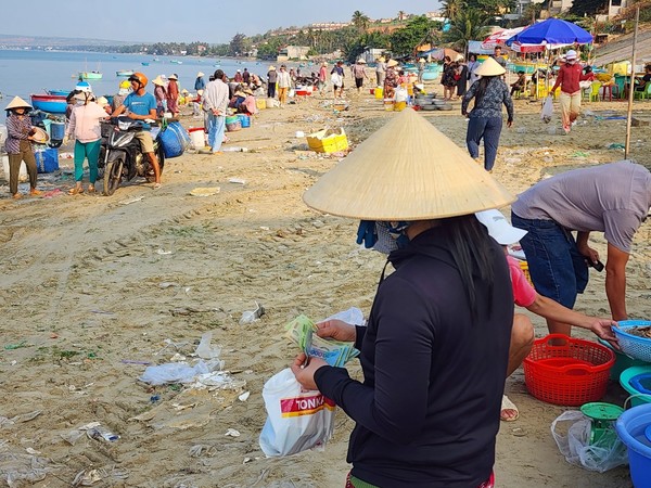 잡은 해산물을 다팔고 돈을 세는 상인 아주머니 @뉴스코리아 이웅연 특파원 