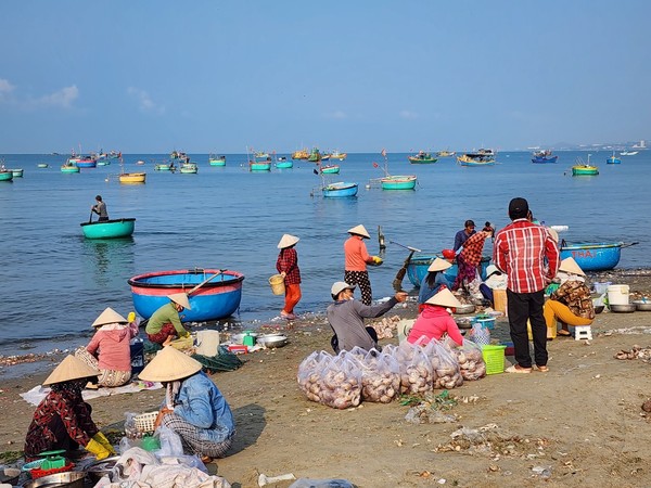 도매로 흥정이 이루어진 해산물들은 비닐봉지에 차곡차곡 담겨있다. @뉴스코리아 이웅연 특파원 