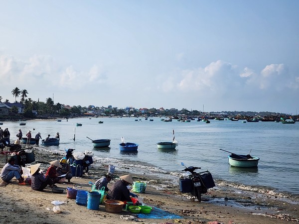 아침 8시가 가까워지자 자리를 정리하는 상인들 @뉴스코리아 이웅연 특파원 