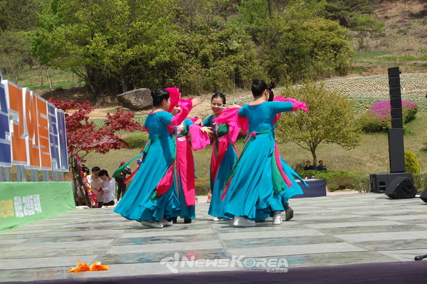 전라남도 화순 고인돌 축제에서 베트남 결혼이주여성 팀이 '반 조이 느억'을 선보이고 있다.  @뉴스코리아 권순철 기자