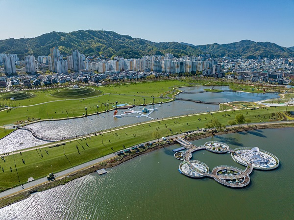 물위의 정원, 그린아일랜드, 오천그린광장이 펼쳐진 도심 풍경  ⓒ순천시