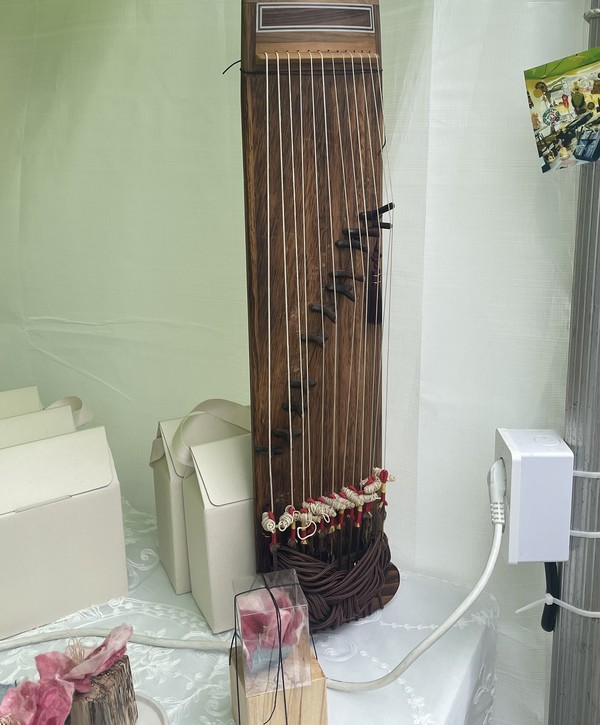 화순 고인돌 축제 세계민속악기 체험존내 위치한 임시 판매장에 가야금과 함께 디퓨져 제품들이 전시되어 있다. @뉴스코리아 김희수 기자