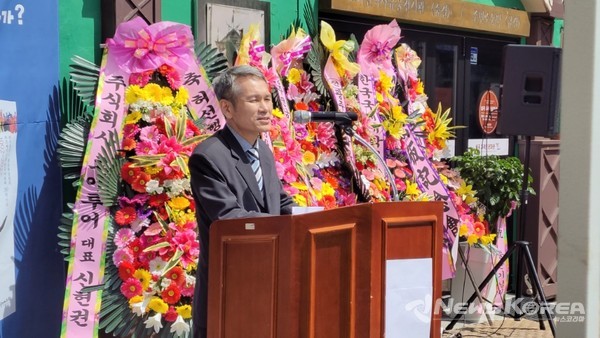 ▲지난해 5월 광주 고려인문화관 ‘결’에서 열렸던 허선행 타슈켄트1 세종학당장의 인물기록집 《허선행의 한글아리랑》 출판기념회에서 축사를 하는 김병학 관장 모습 @뉴스코리아 신현권 기자