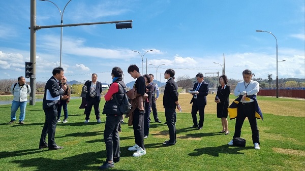 힐링과 웰니스 여행상품 개발을 위해 박람회장 현장투어(그린아일랜드)를 하고 있는 한국여행업협회 소속 여행사  ⓒ순천시