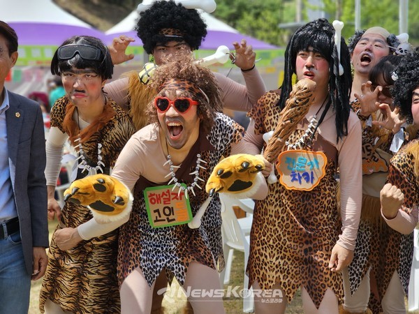 행사장에 마스코트 원시인들 @뉴스코리아 김희수 기자