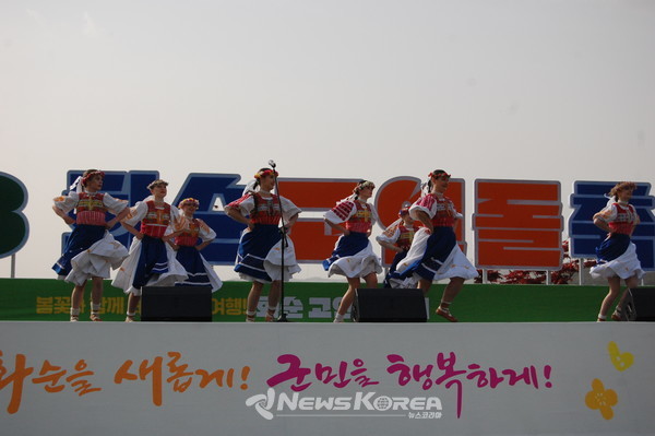 세계민속축전기구회 한국지사(CIOFF)의 초청으로 무대에 오른 슬로바키아 FS Polana 해외민속공연단이 이색적인 공연을 선보이고 있다. @뉴스코리아 권순철 기자