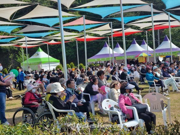 시민들이 화순 고인돌 축제 현장의 주무대에서 국악단의 민속공연을 관람 중이다. @뉴스코리아 권순철 기자
