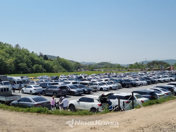 화순 고인돌 축제를 보기 위해 각지에서 찾아온 사람들로 인산인해를 이루고 있는 주차장 @뉴스코리아 권순철 기자