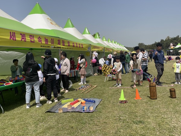 지난 4월 30일 일요일 화순 고인돌 유적지 축제 중 많은 사람들의 인기를 끈 세계전래놀이 체험 @뉴스코리아 김희수 기자