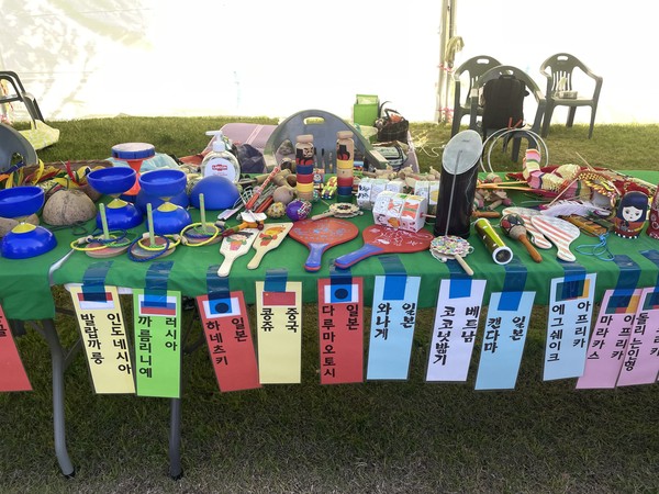 누구나 체험할 수 있도록 마련된 여러 나라의 민속놀이 도구 @뉴스코리아 김희수 기자