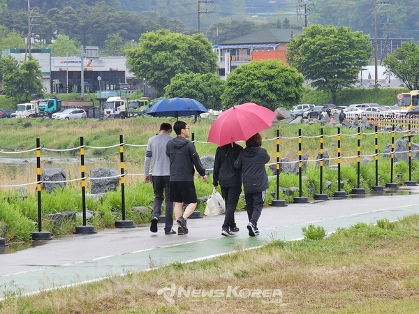 행사장 주변을 시민들이 거닐고 있다. @뉴스코리아 최신 기자